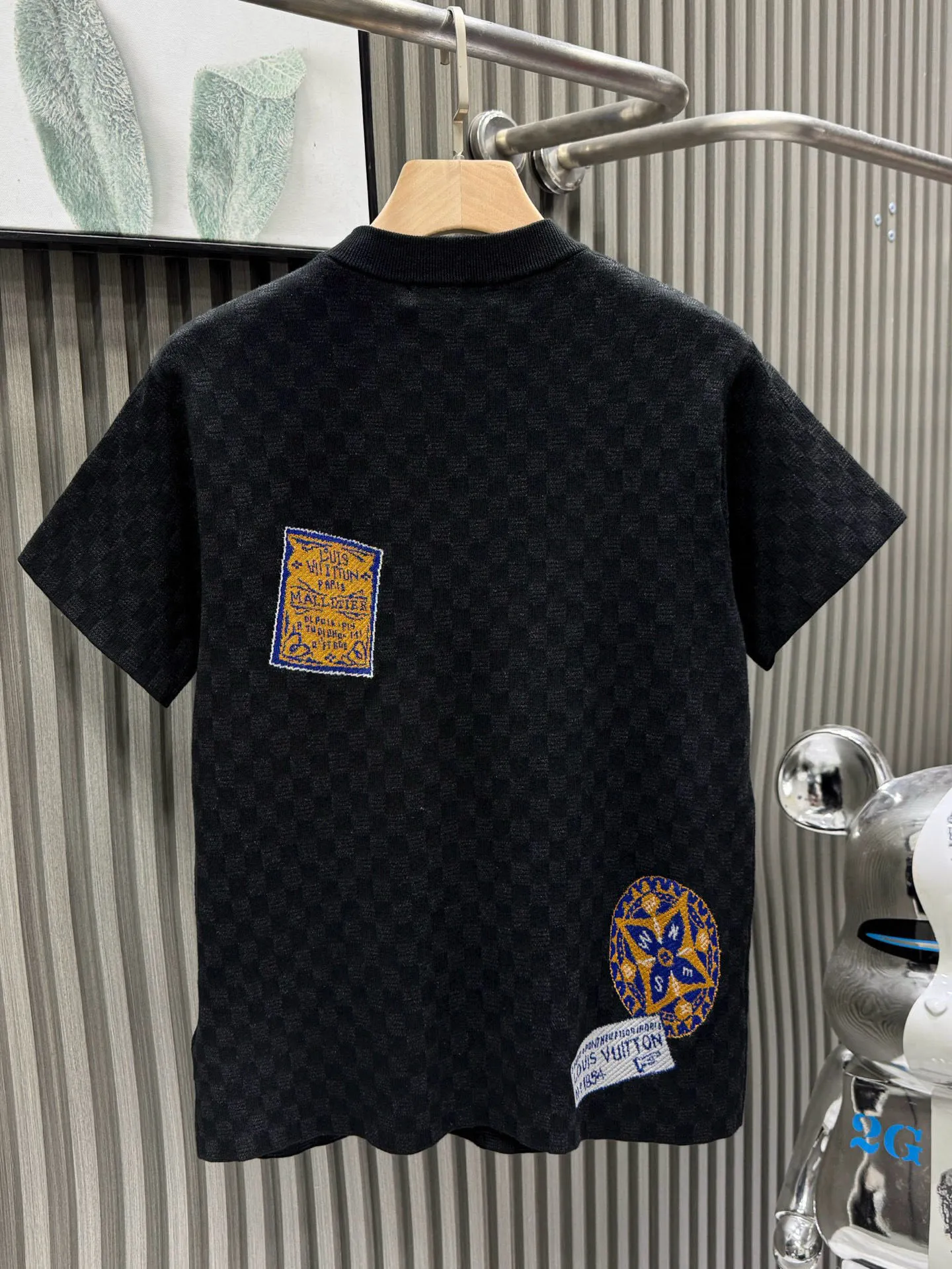 🅿️440 🀄️ Louis Vuitton LOUIS VUITTON checkerboard label knitted short sleeves. Made with custom-made cotton polished silk fabrics. Damier jacquard intarsia texture. Made from hanging woolen looms imported from Germany. The threads are matched to the original color. Environmentally friendly fixed dyeing. The jacquard fabric requires a fine yarn count. The body uses an imported 16-knit Shiti square weave. The perfect jacquard process takes 150 minutes per piece. The pattern adopts double-sided hanging wool technology, fine workmanship, clear texture and texture, extremely fine weaving threads are made of environmentally friendly fibers, the stitching uses a 16-pin plate, each closing edge must be hand-picked, the stitching must be tight and smooth, the body is neatly aligned in the front, back, left and right, the fabric has a soft and waxy drape feel, the fabric is comfortable and soft, skin-friendly, breathable and elastic. The details are exquisite and the workmanship is exquisite. The overall wiring is straight and delicate. The fabric is comfortable and soft. The color is consistent and there is no color difference. It can be matched with the same style to create a fashionable look. The three standards are complete. The same style for men and women.